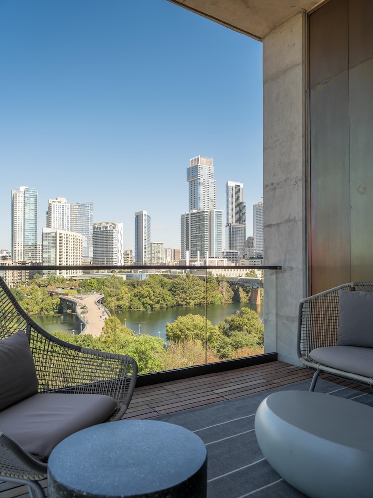 Lake View One-Bedroom Balcony Suite - Photo 6