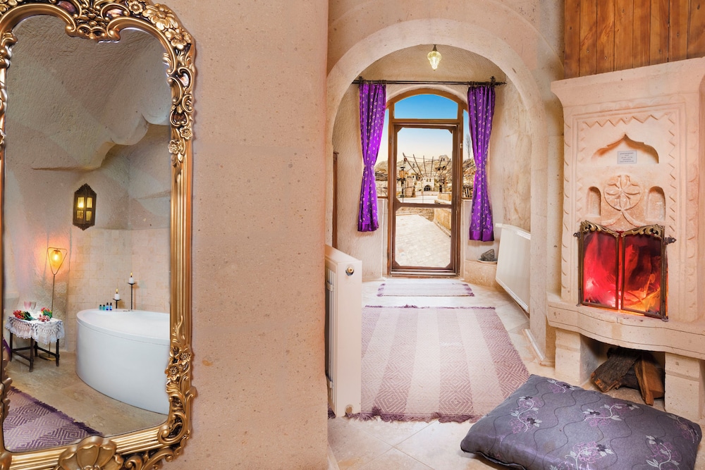 Magenta Honeymoon Suite photo 3