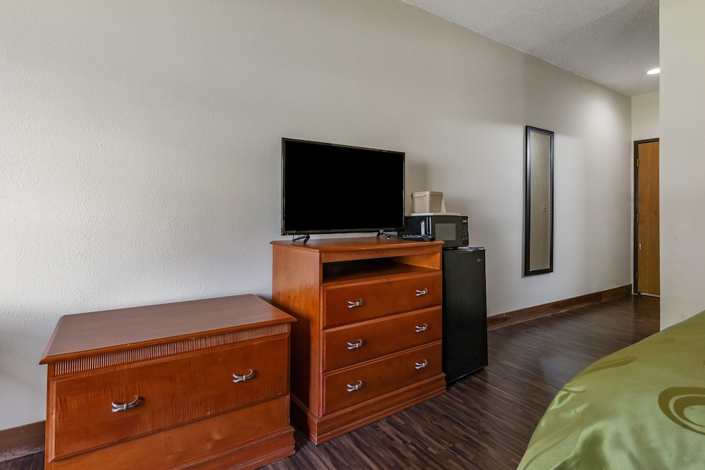Room, 2 Queen Beds, Accessible, Non Smoking (Roll-In Shower) - Photo 5