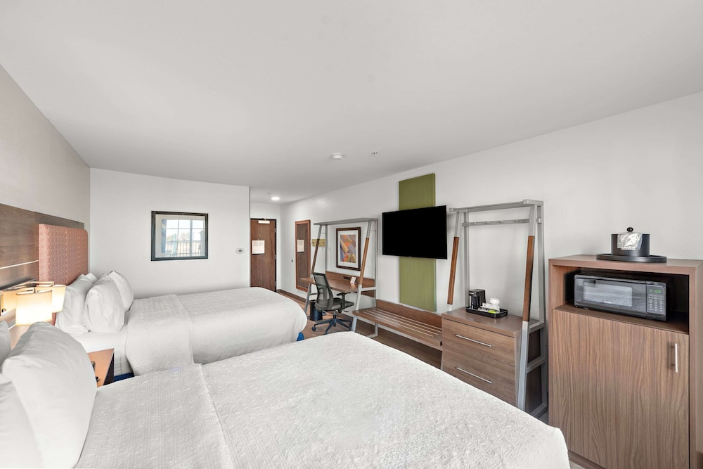 Room, 2 Queen Beds, Refrigerator & Microwave - Photo 2