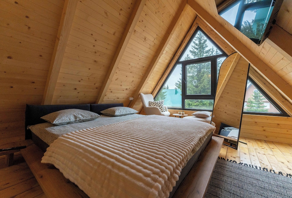 Comfort Chalet, Patio, Mountain View