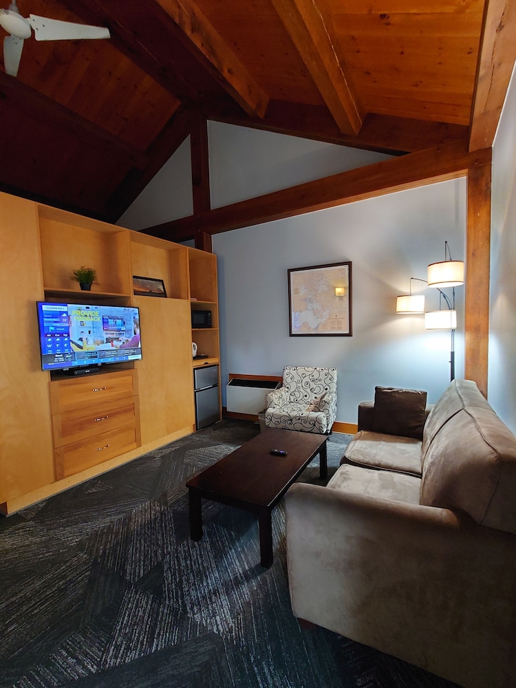 Honeymoon Suite, 1 Queen Bed with Sofa bed, Jetted Tub photo 2