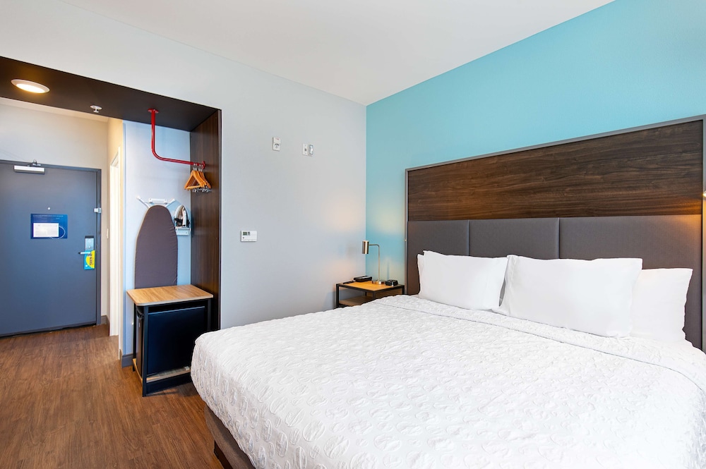 Room, 1 King Bed, Accessible (Hearing) - Photo 1