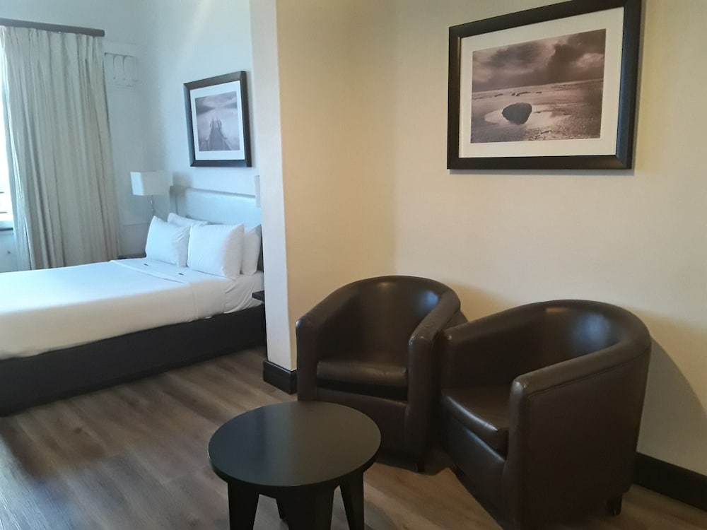Room, 1 Queen Bed, Partial Sea View photo 3