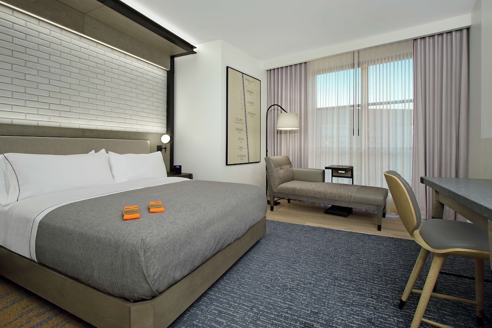 Room, 1 King Bed, Accessible, Bathtub - Photo 2