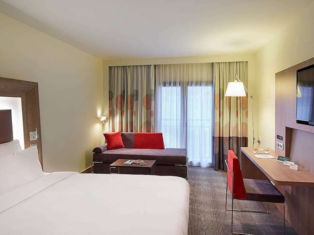 Suite, 1 King Bed thumbnail 5