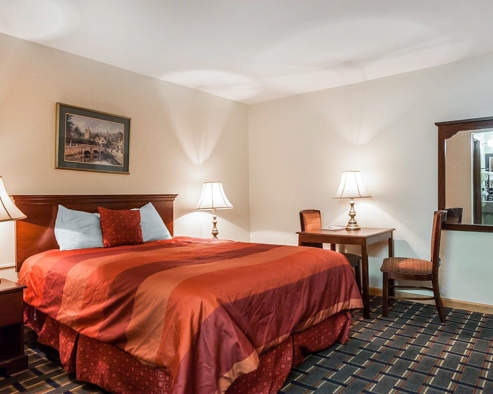 Standard Room, 1 Queen Bed photo 3
