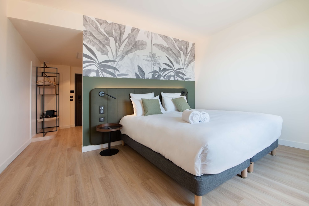 Standard Room (1 Queen Bed, 1 Single Bed) - Photo 5