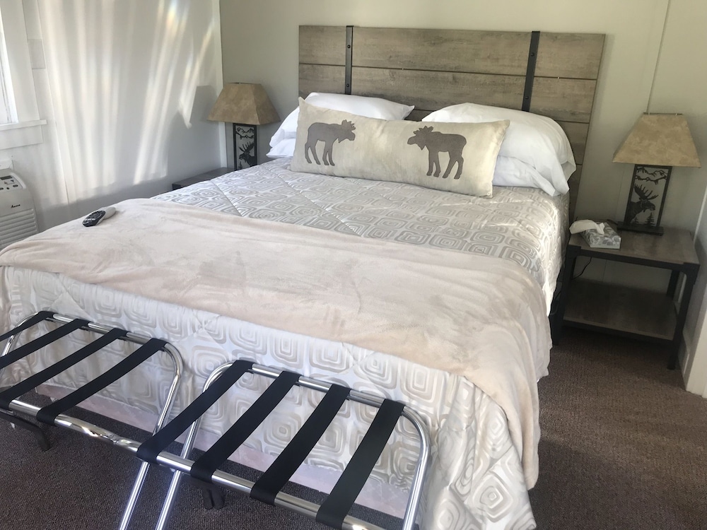 Economy Cabin, 1 Queen Bed, Non Smoking, Refrigerator & Microwave photo 1