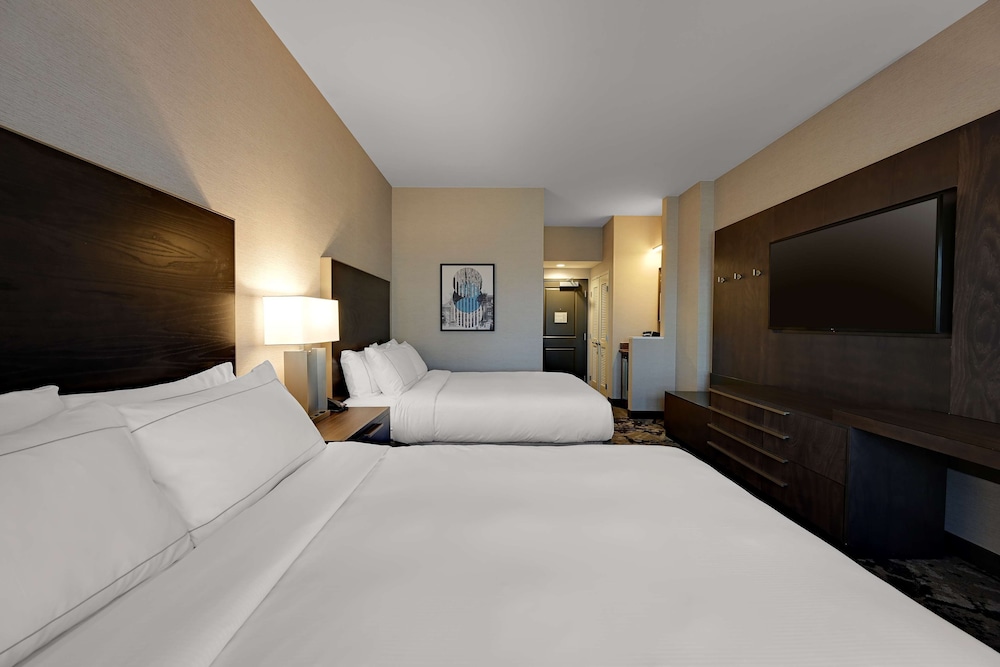 Suite 2 Queen Beds, Accessible, Bathtub