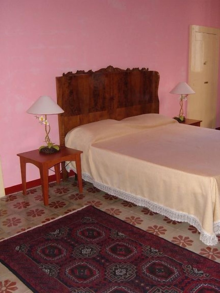 Room (Quintuple)