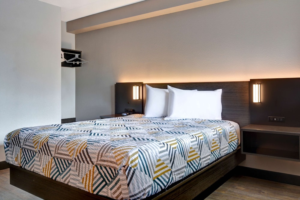 Deluxe Room, 1 King Bed, Non Smoking photo 1