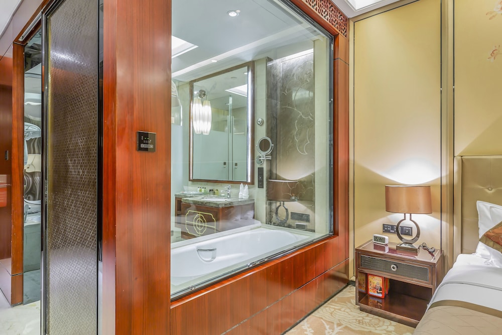 Luxury Room, 1 King Bed photo 2