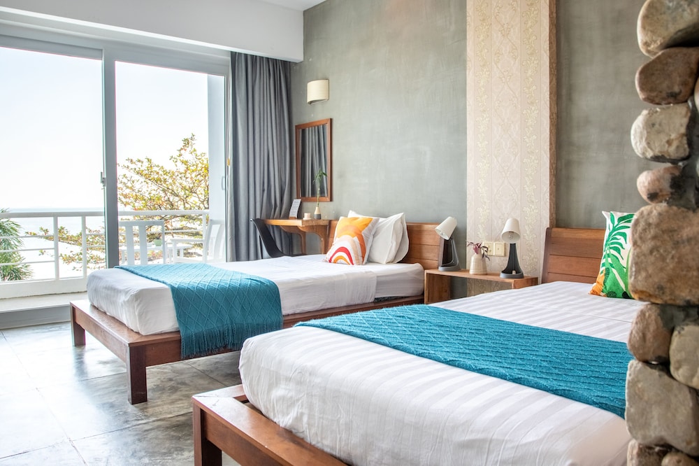 Deluxe Twin Room, 2 Twin Beds, Balcony, Sea View photo 2