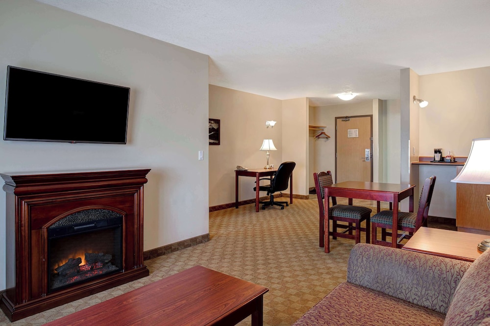 Suite, 1 King Bed, Non Smoking - Photo 2