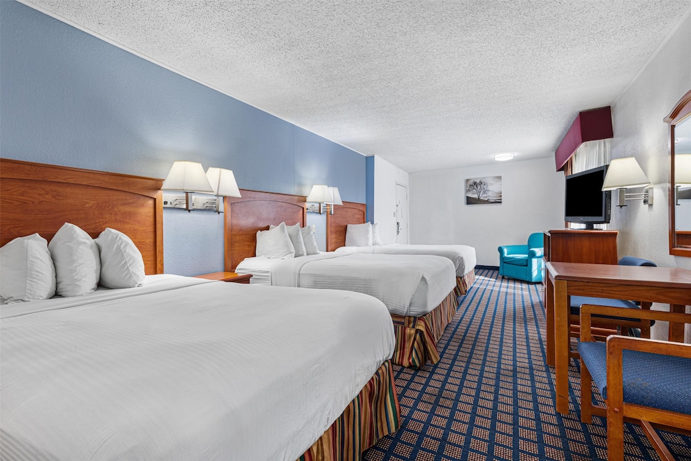 Standard Room, Multiple Beds, Non Smoking, Refrigerator & Microwave - Photo 1