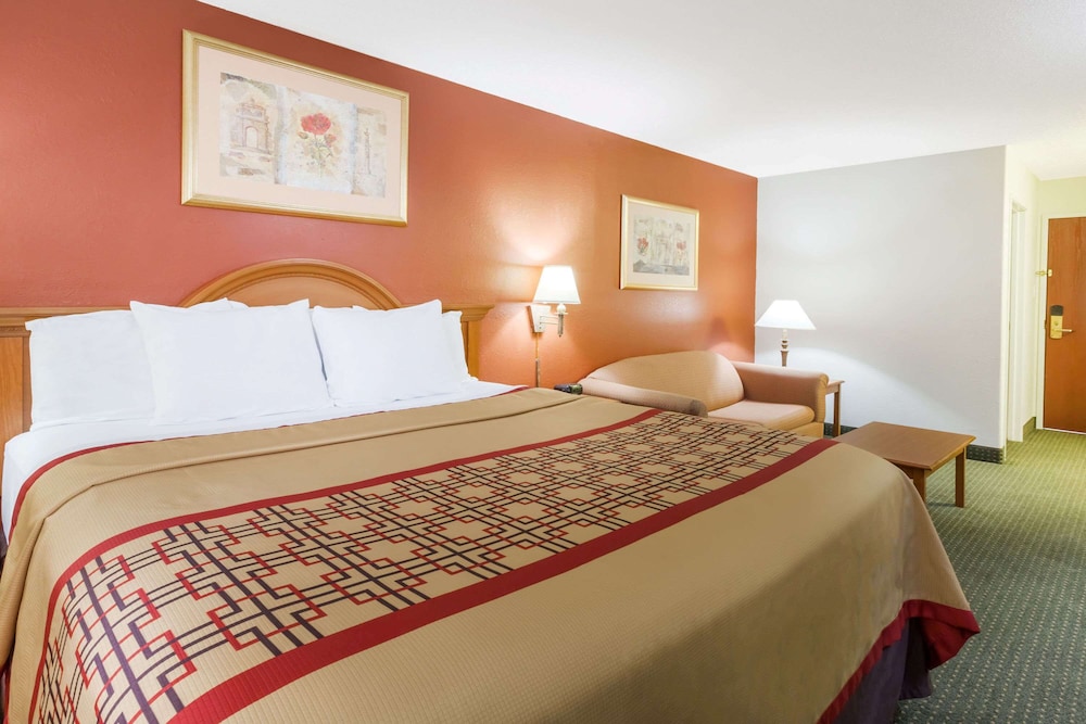 Standard Room, 1 King Bed - Photo 2