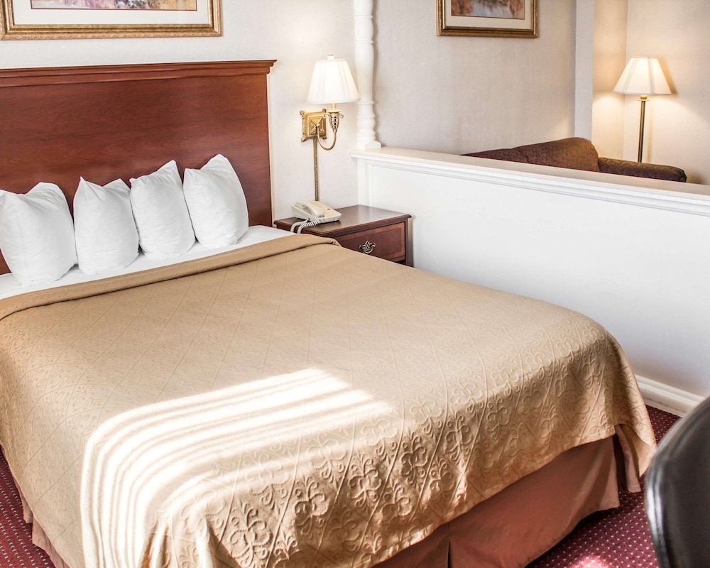 Suite, 1 Queen Bed with Sofa bed, Non Smoking - Photo 1