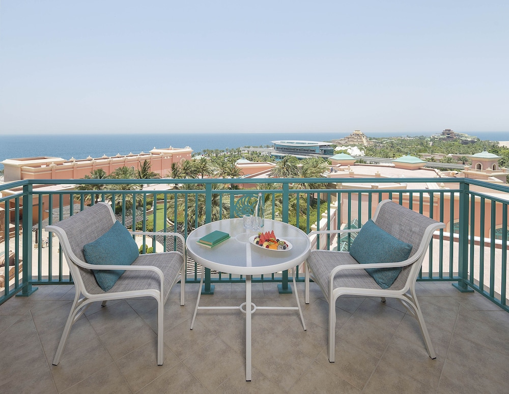 2 Bedroom Skyline Suite - includes Club access photo 2