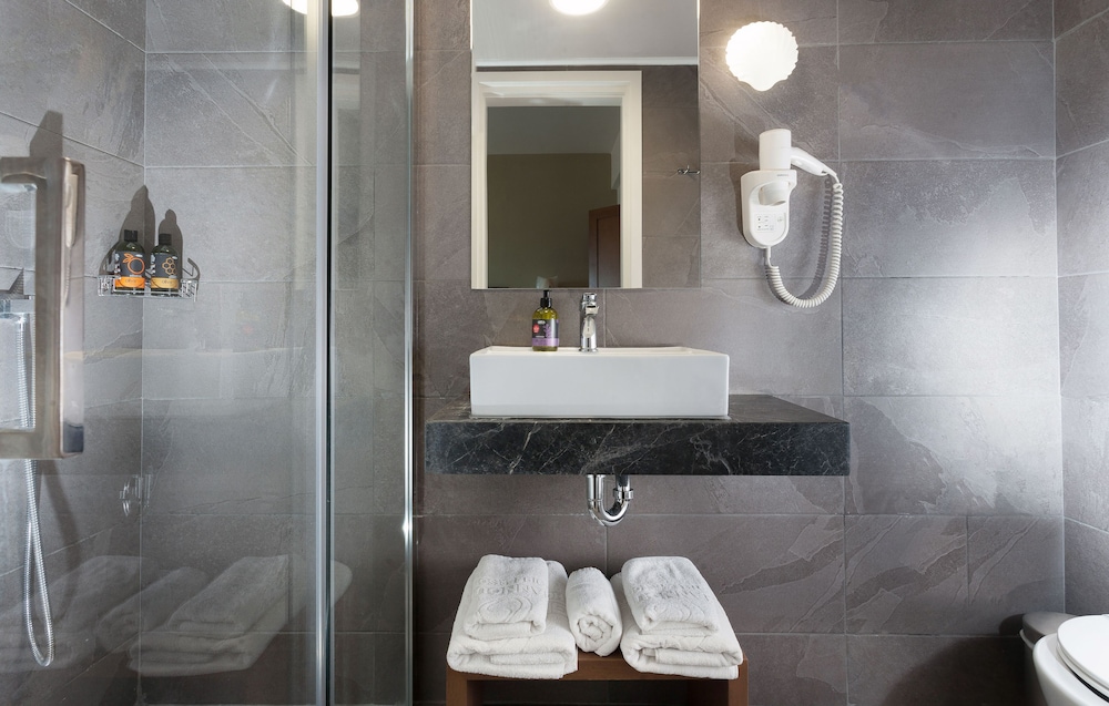 Standard Double or Twin Room, Beachfront photo 2