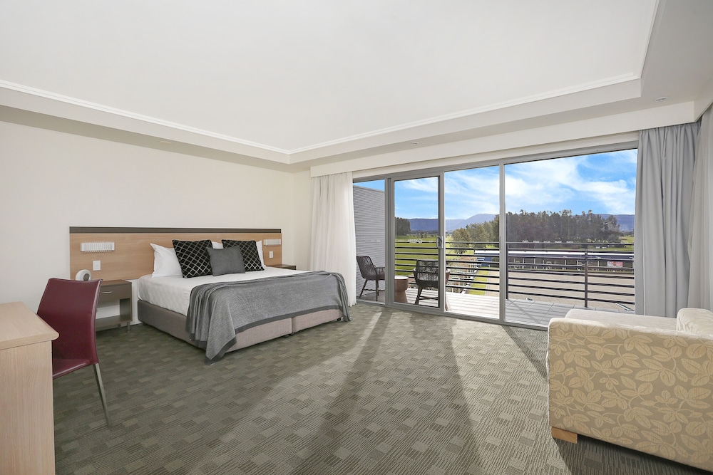 Deluxe Room, 1 King Bed, Non Smoking, Golf View photo 1