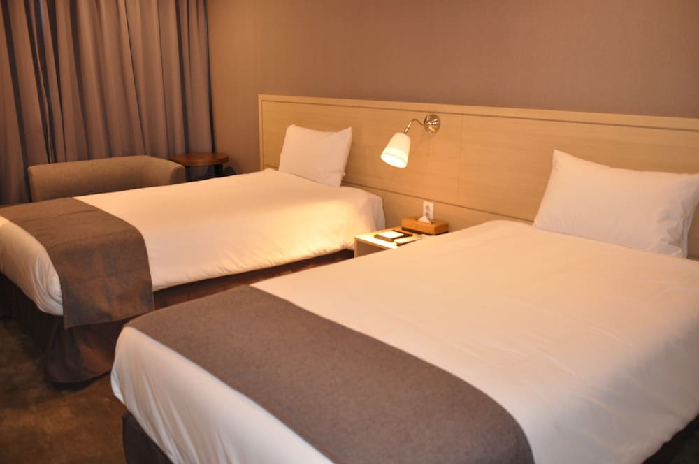 Standard Twin Room (Mountain/Ocean View assigned on site)