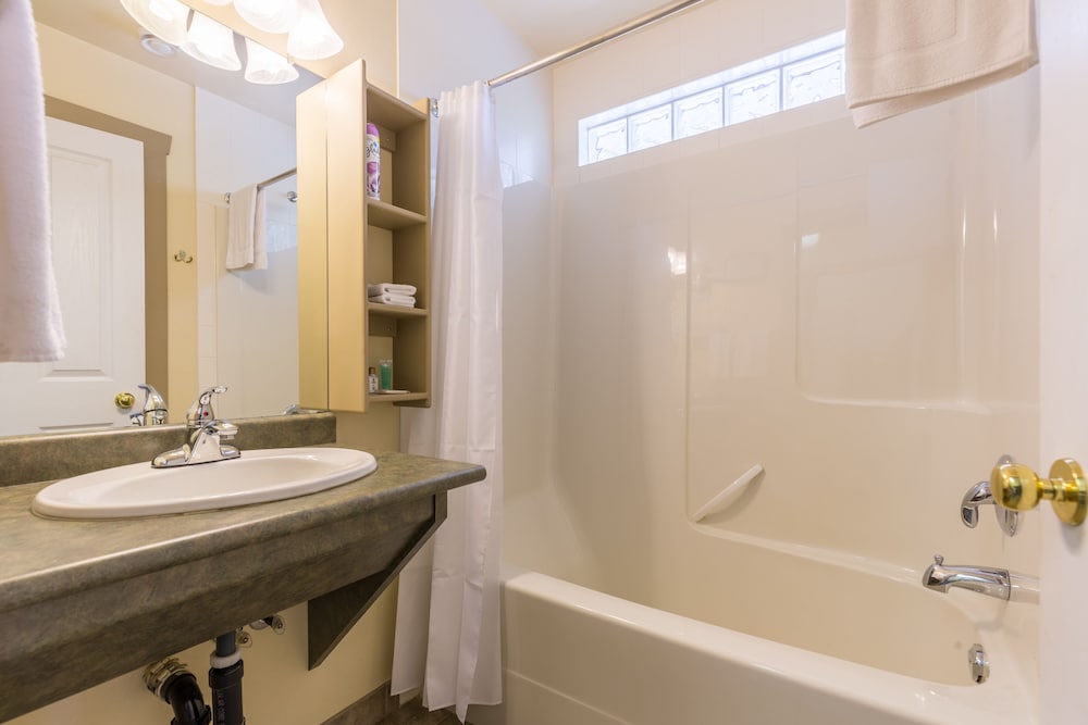 Deluxe Room, 1 King Bed, Kitchenette, Ocean View (202) photo 2