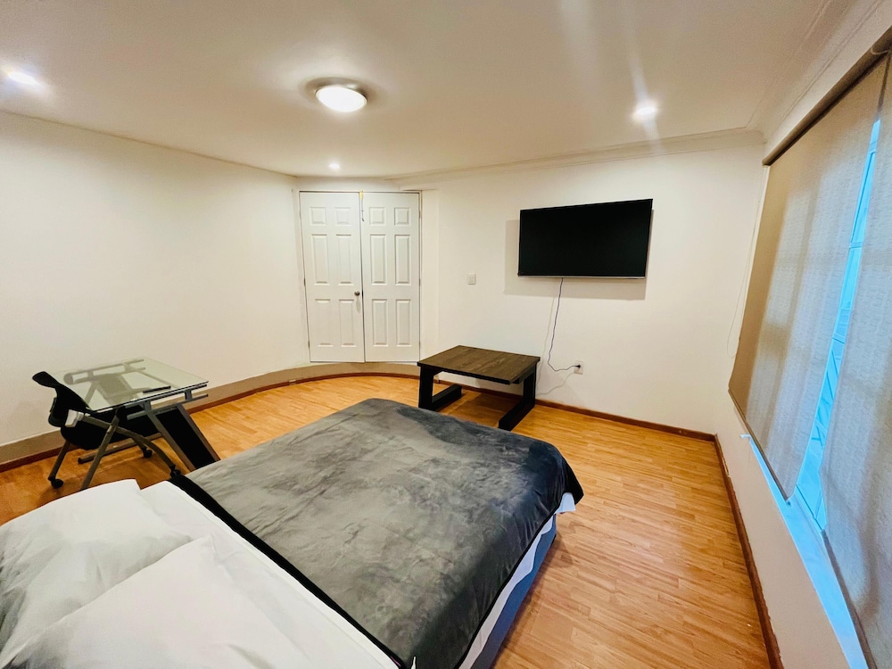 Basic Room, 1 Queen Bed photo 3