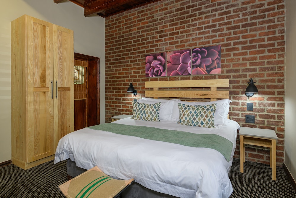 Five Bedroom Historic Farmhouse with Splash pool photo 2