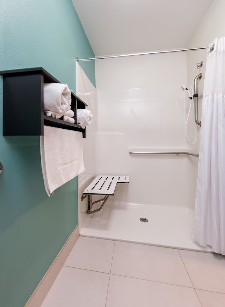 Deluxe Suite, 1 King Bed, Refrigerator & Microwave (Non Pet Friendly) - Photo 18