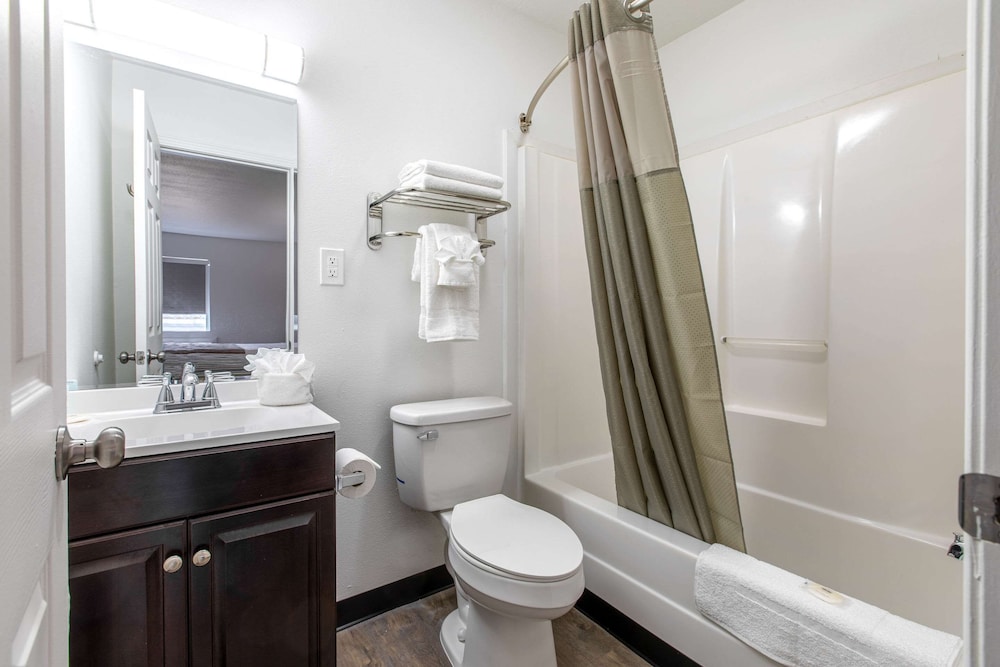 Deluxe Room, 1 Queen Bed, Non-Smoking, Kitchenette photo 2