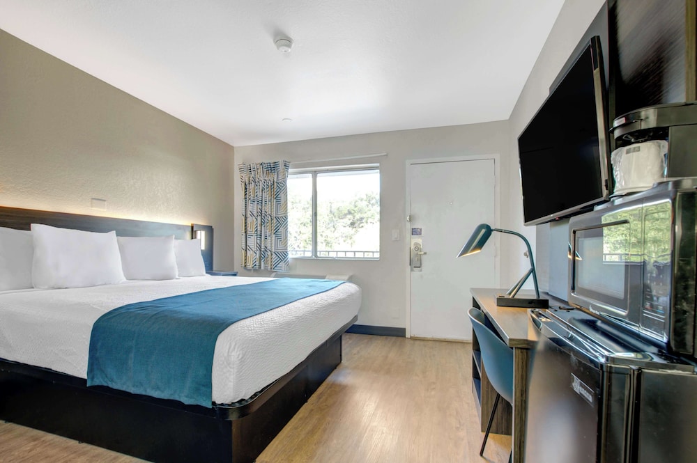 Premium Room, 1 King Bed, Non Smoking, Refrigerator & Microwave - Photo 3