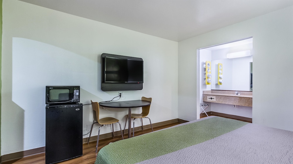 Deluxe Room, 2 Queen Beds, Non Smoking, Refrigerator & Microwave - Photo 3