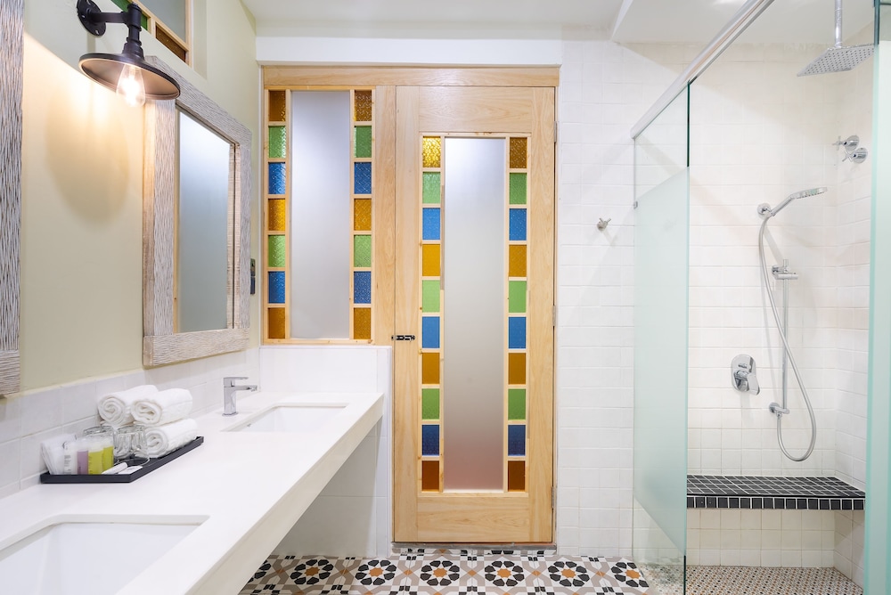 Family Suite, Multiple Beds, Non Smoking, Bathtub photo 2