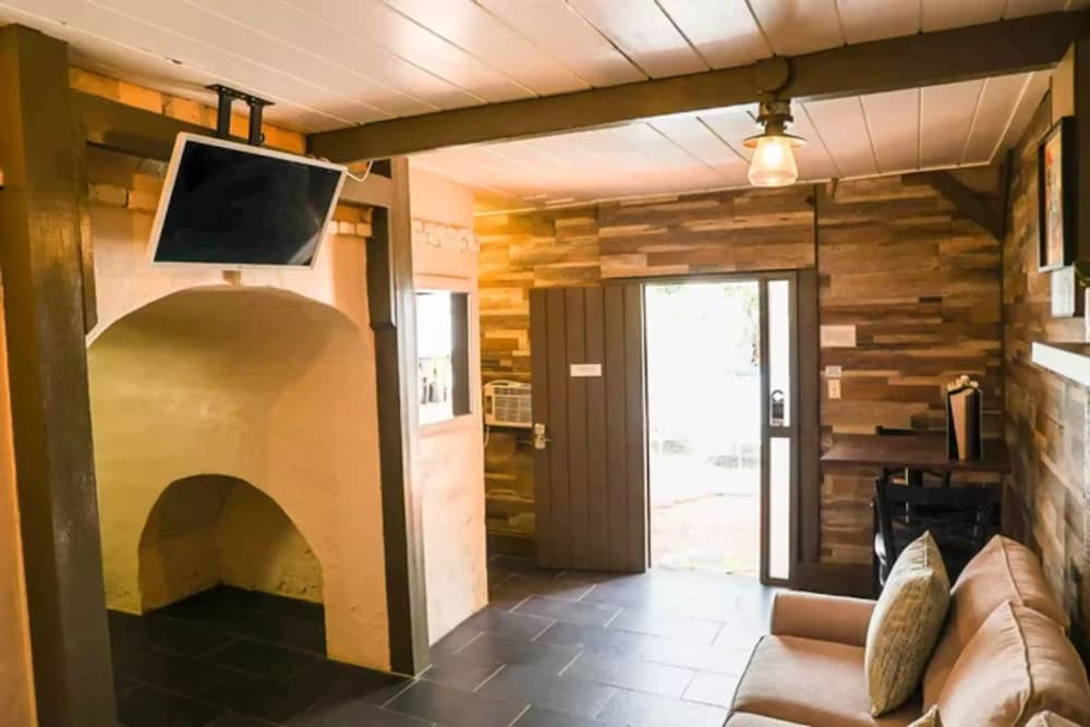 Superior Studio Suite, 1 Queen Bed, Kitchenette, Annex Building