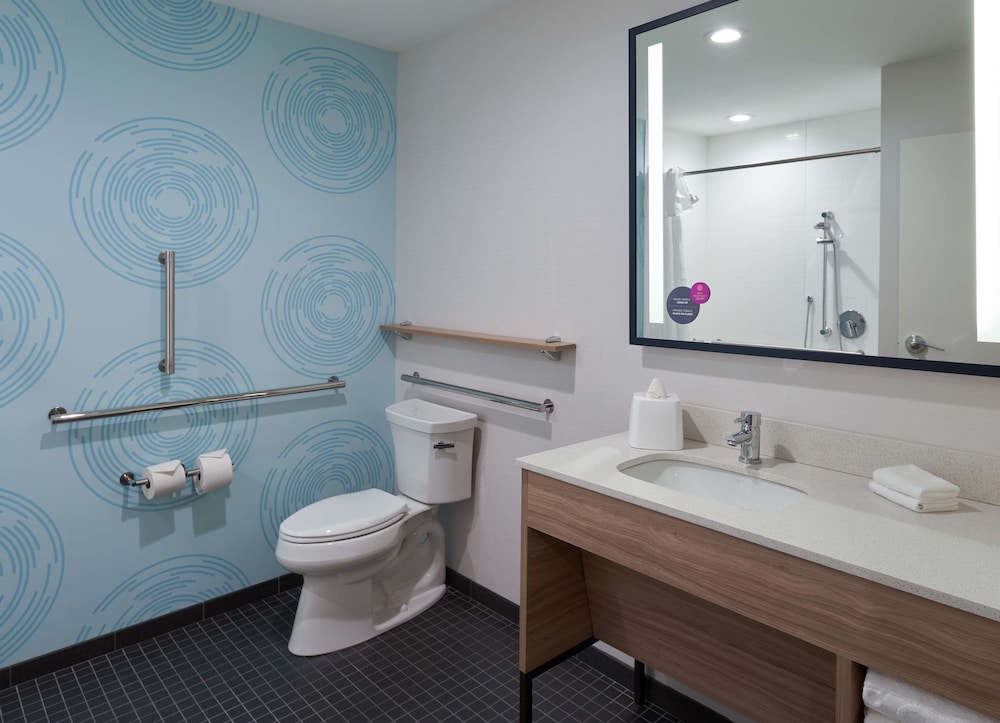 Room, 2 Queen Beds, Accessible, Bathtub - Photo 10