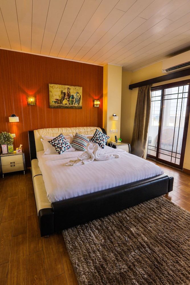 Deluxe Suite, City View photo 2