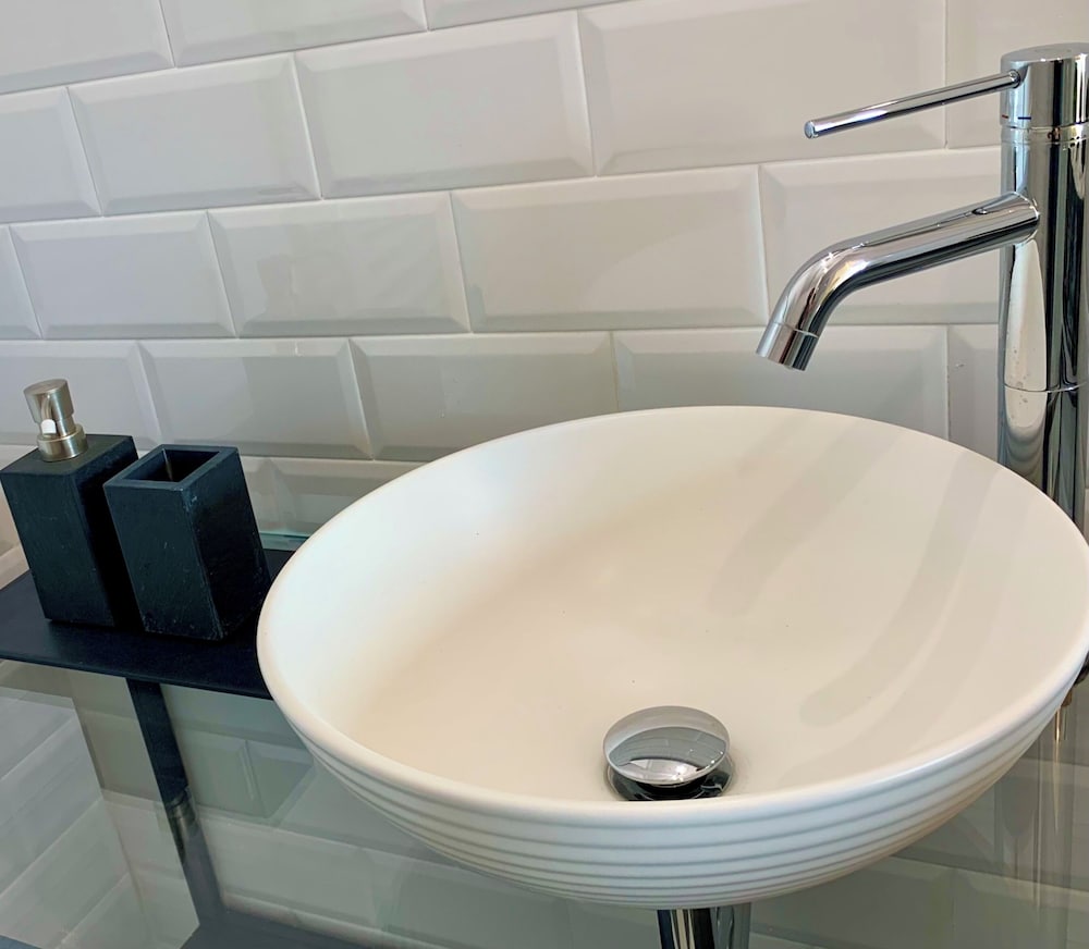 Double Queen Bed Kitchen Tub/Shower photo 3