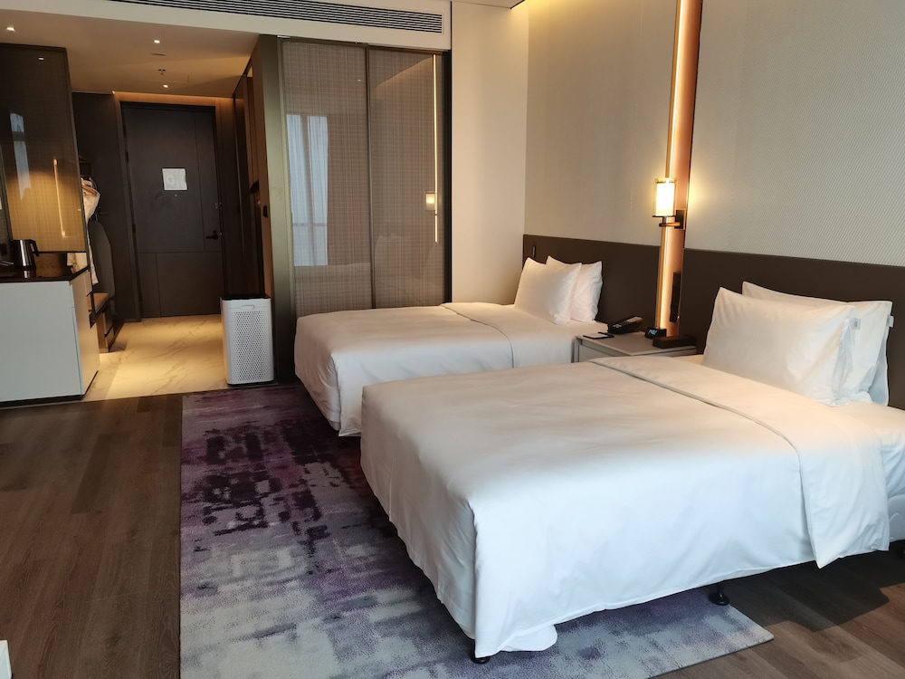 Deluxe Room, 1 Twin Bed, Smoking - Photo 2
