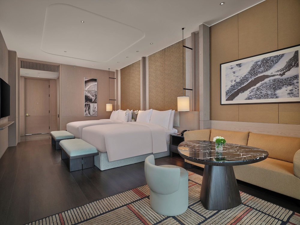 Basic Room, 2 Queen Beds, Bathtub Grab Bars