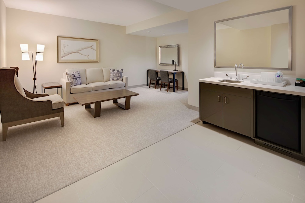 Suite, 1 King Bed, Accessible, Balcony (Bathtub) - Photo 1