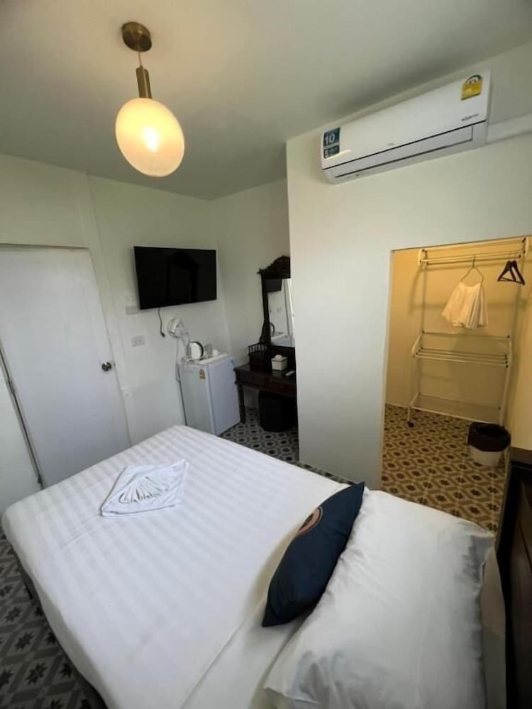 Standard Single Room, 1 Twin Bed, Shared Bathroom photo 2