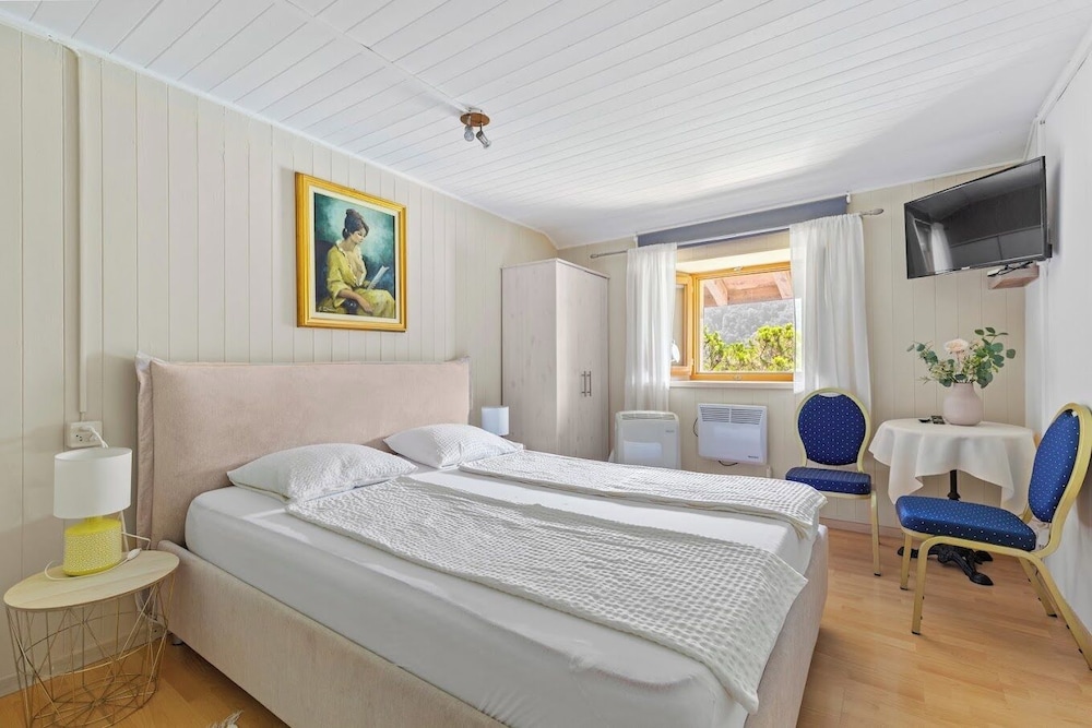 Standard Double Room, Private Bathroom, Partial Lake View