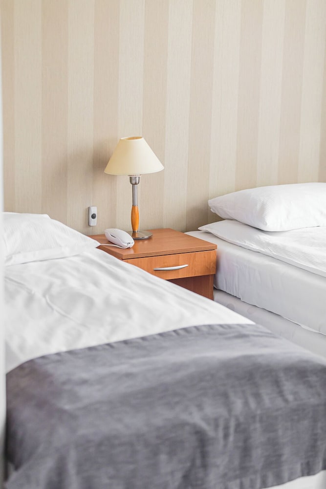 Business Twin Room - Photo 3