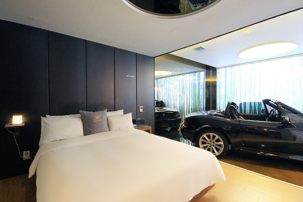 Theme Room - CAR, Styler in room, Smoking/Non smoking will be assigned upon check-in photo 1