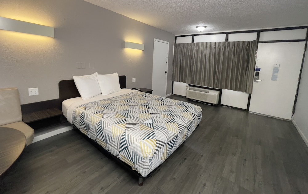 Standard Room, 1 Queen Bed, Smoking photo 2
