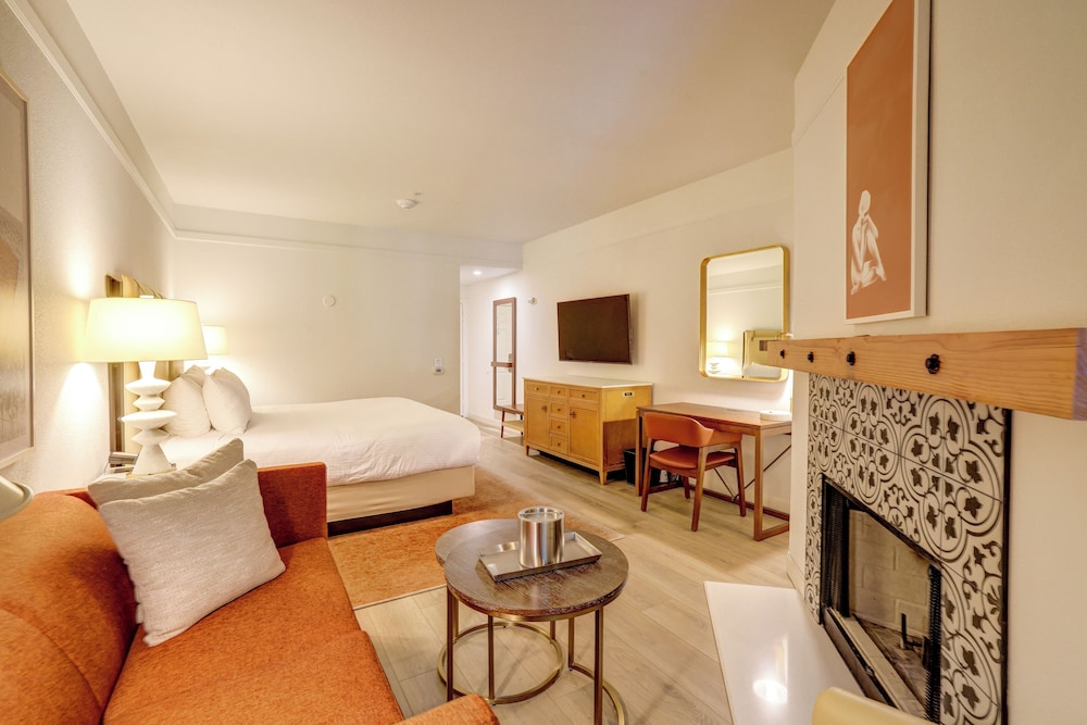Standard Room, 1 King Bed, Non Smoking, Fireplace - Photo 5