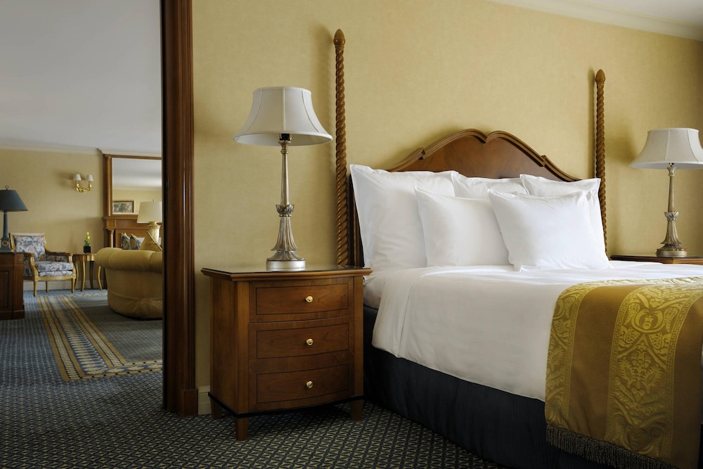 Suite, 1 King Bed, Balcony