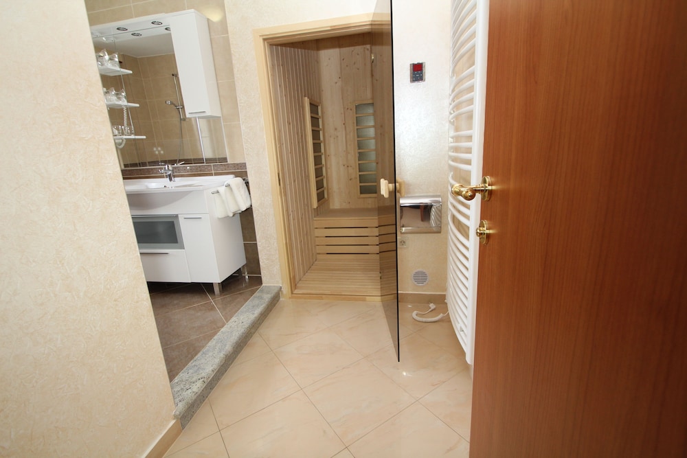 Deluxe Apartment, 2 Bedrooms, Terrace - Photo 4