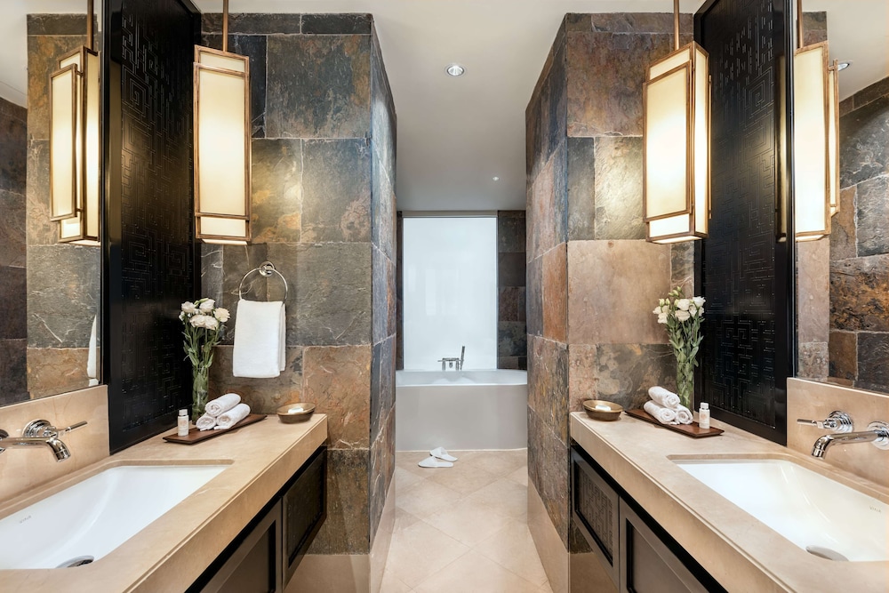 Battuta Suite, Evening Drinks & Canapes Section, Free Shuttle To Public Beach thumbnail 5